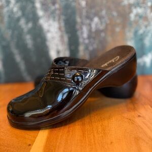 Clarks Vintage “Prairie Flower” Black Patent Leather Mules: Size 6.5